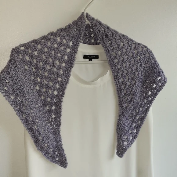 Triangle handmade scarf - Picture 5 of 8